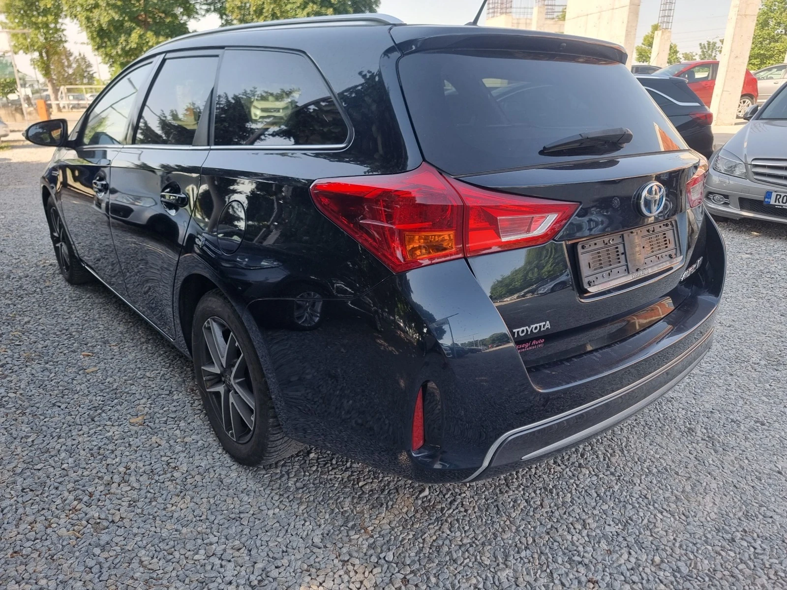 Toyota Auris 1, 8 Hybrid  - изображение 6