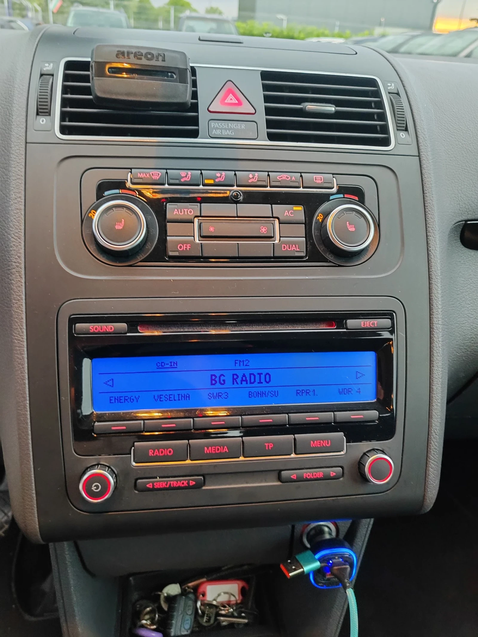 VW Touran 2.0, 140к.с.highline, снимка 11 - Автомобили и джипове - 55365427