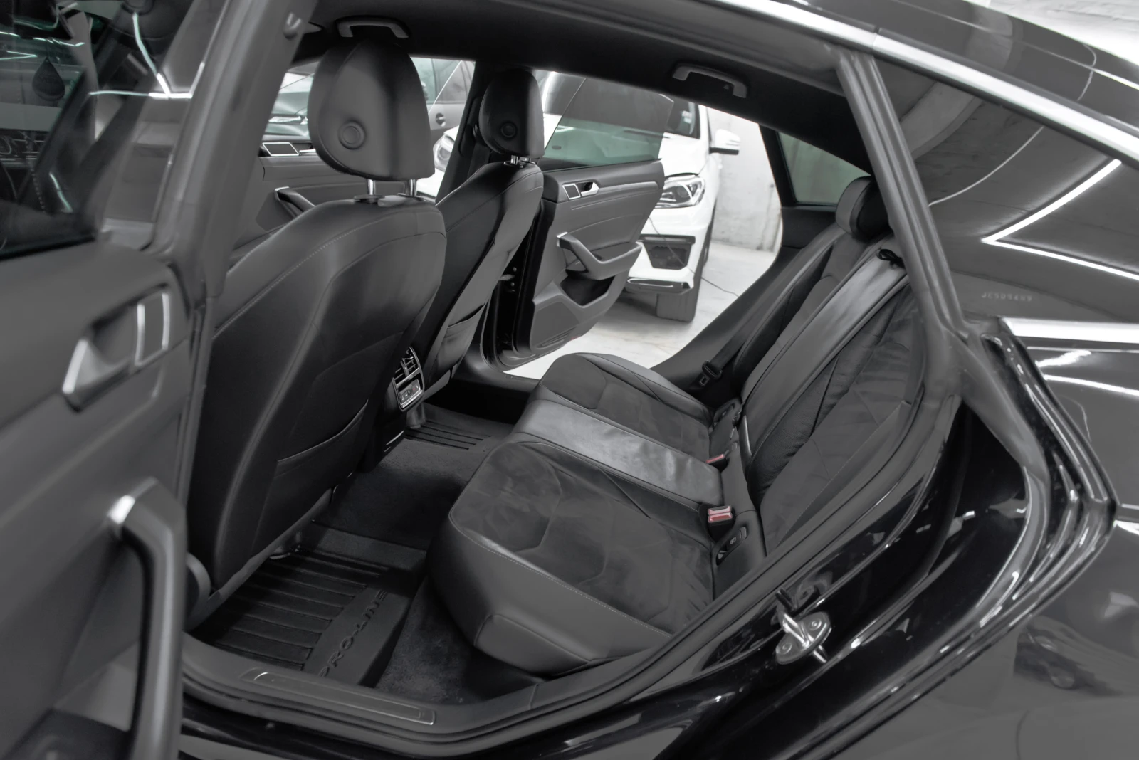 VW Arteon 2.0TDI* 190кс* R-Line, снимка 11 - Автомобили и джипове - 55376517
