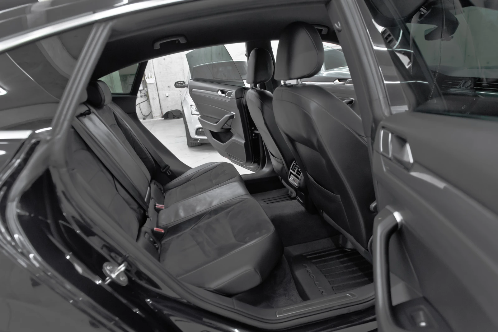 VW Arteon 2.0TDI* 190кс* R-Line, снимка 12 - Автомобили и джипове - 55376517