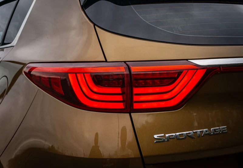 Kia Sportage 2.0CRDI-ПЕРФЕКТНА-6М.ГАР.РЕАЛНИ КМ., снимка 9 - Автомобили и джипове - 52322698