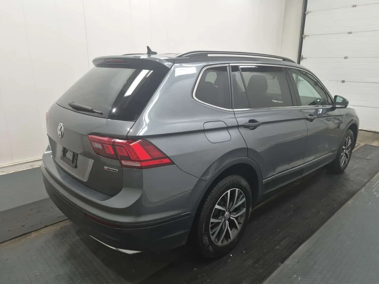 VW Tiguan * COMFORTLINE * АВТОКРЕДИТ БЕЗ ПЪРВОНАЧАЛНА ВНОСКА, снимка 3 - Автомобили и джипове - 54538179