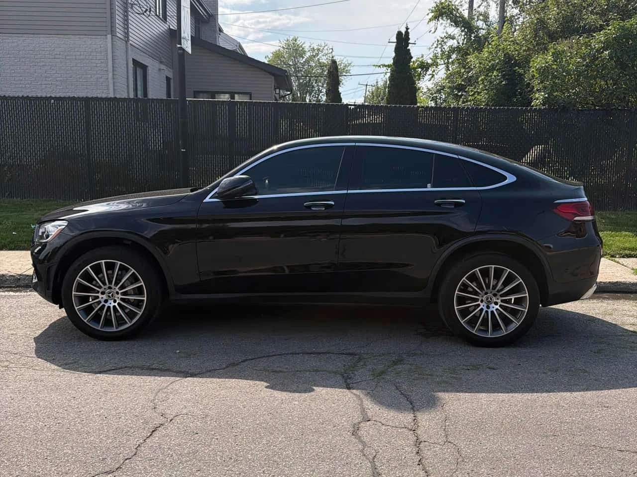 Mercedes-Benz GLC 300 Coupe * CARFAX * DISTRONIC * 360 * BURMESTER * , снимка 2 - Автомобили и джипове - 55688581
