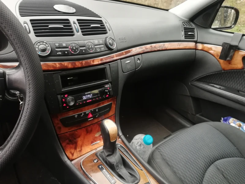 Mercedes-Benz E 220, снимка 4 - Автомобили и джипове - 48927350