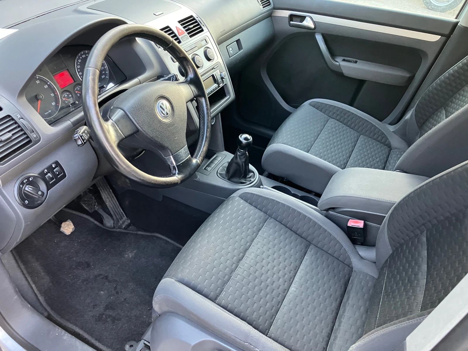 VW Touran 1.4 TSI, снимка 10 - Автомобили и джипове - 48863925