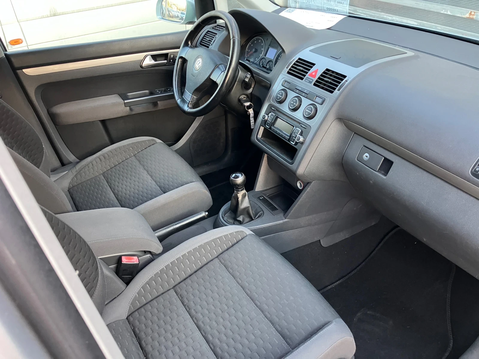 VW Touran 1.4 TSI, снимка 8 - Автомобили и джипове - 48863925