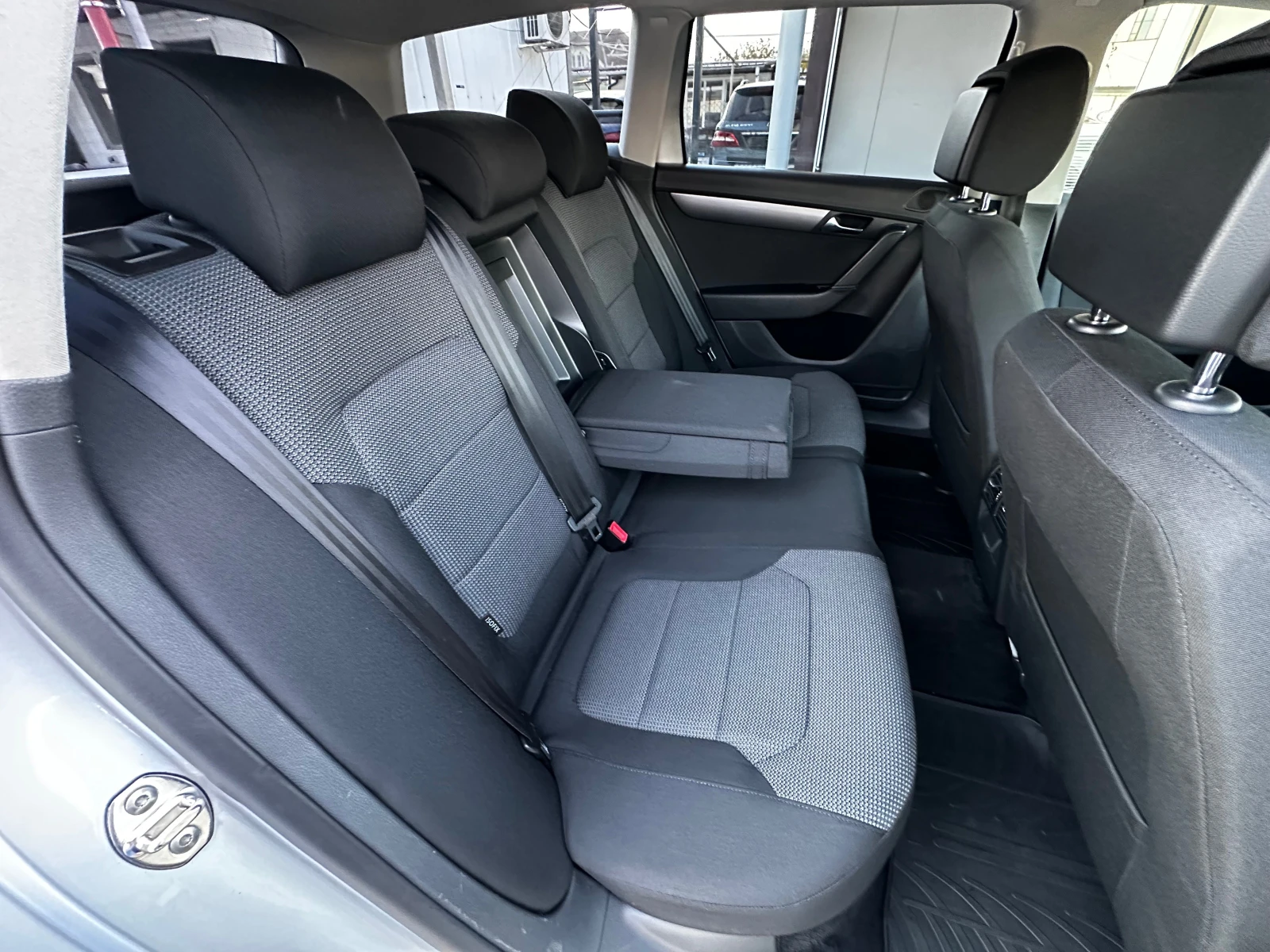 VW Passat 2.0TDI 140к.с DSG Обслужена* Всичко платено, снимка 13 - Автомобили и джипове - 55551786