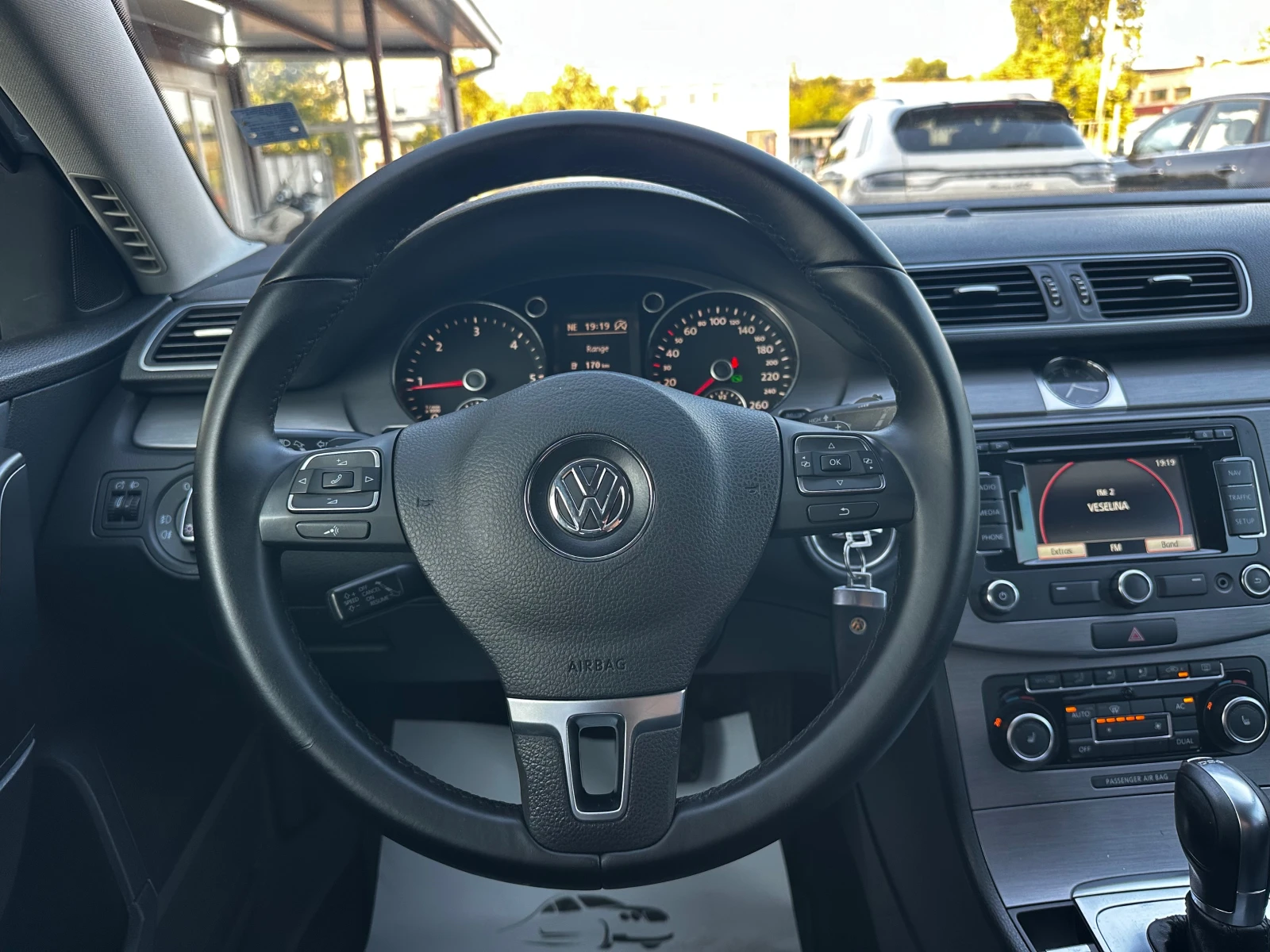 VW Passat 2.0TDI 140к.с DSG Обслужена* Всичко платено, снимка 10 - Автомобили и джипове - 55551786