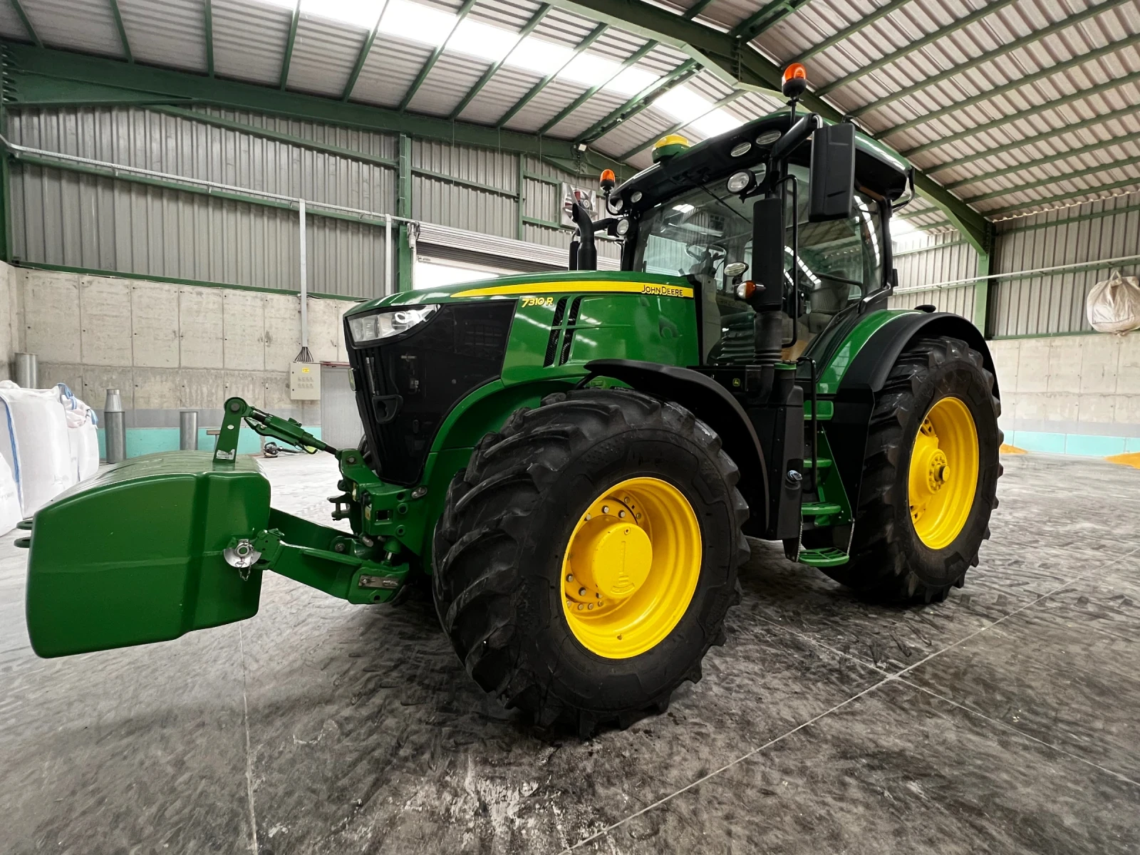 Трактор John Deere 7310R