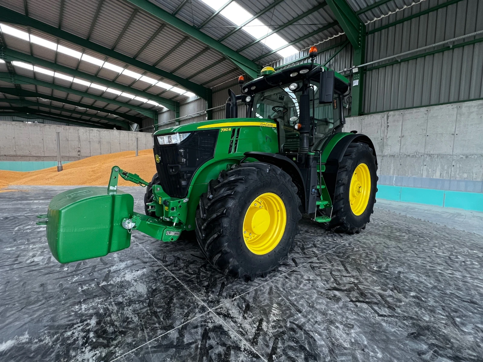 Трактор John Deere 7310R