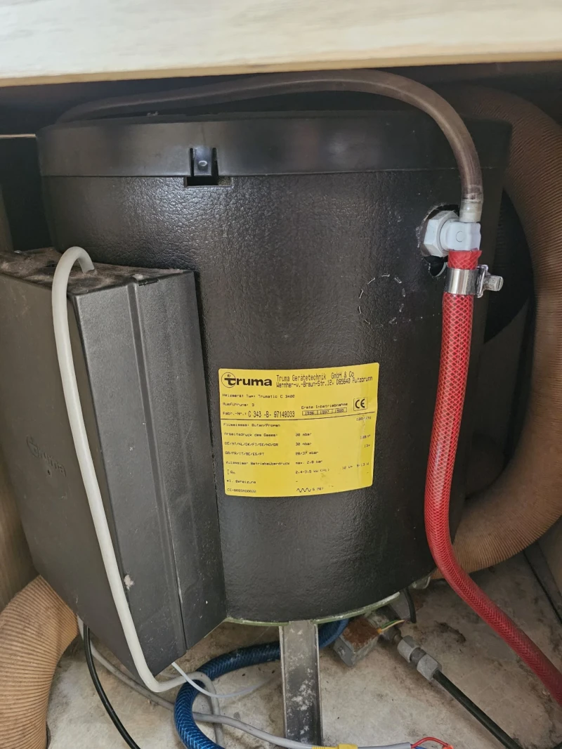 Кемпер Euramobil 2.5 TD, снимка 13 - Каравани и кемпери - 52535853