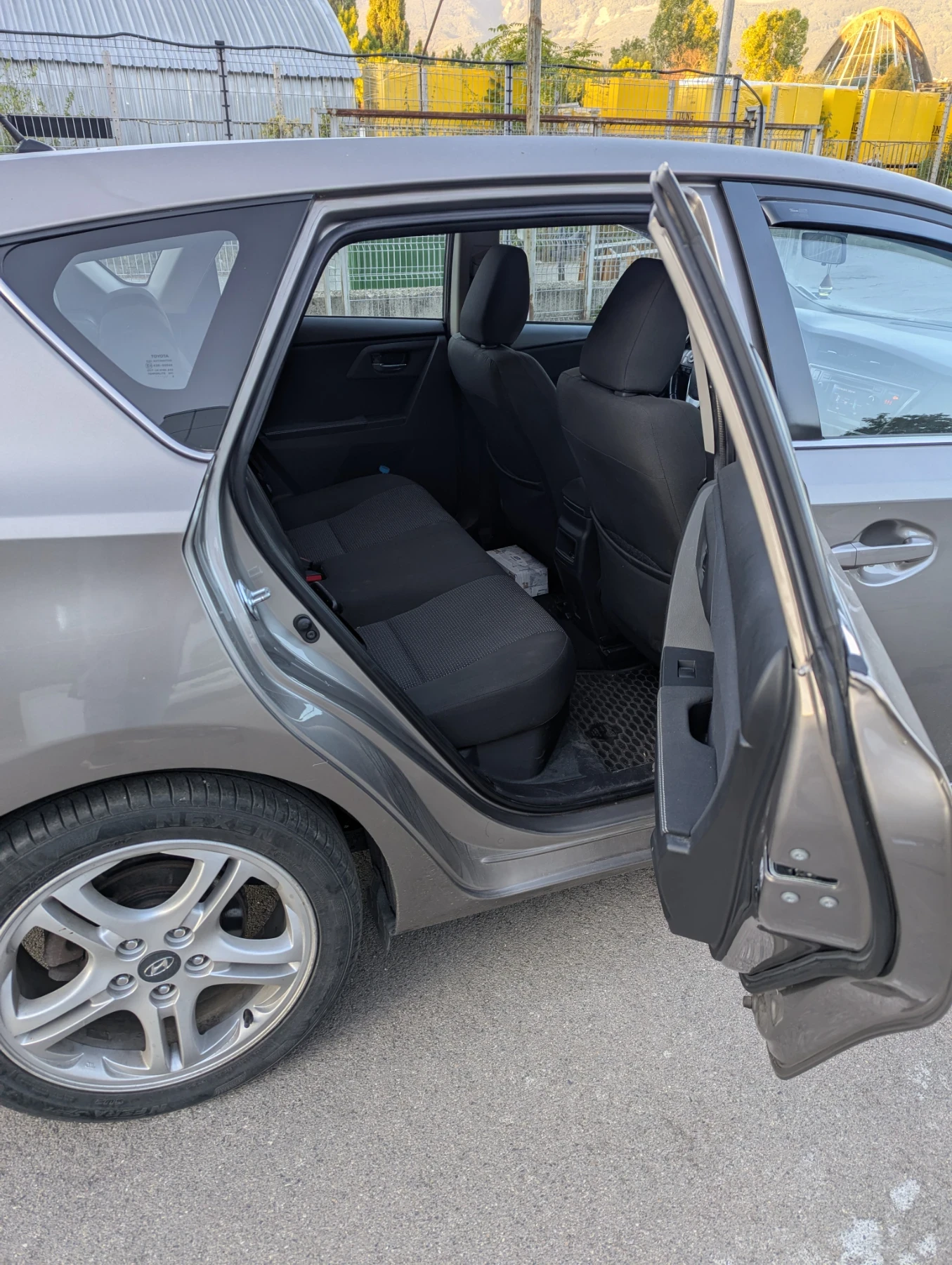 Toyota Auris Хечбек  - изображение 4