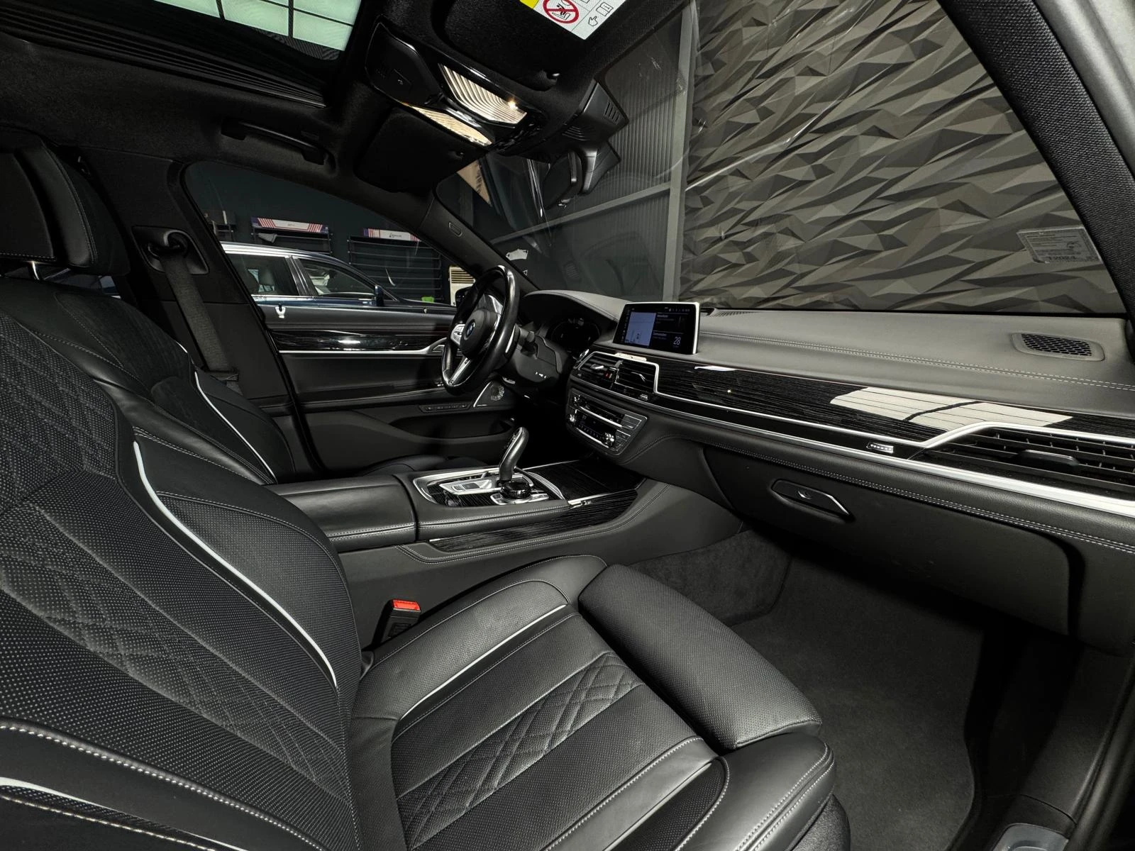 BMW 750 i xDrive M-sportpack 3d B&W* 360* Pano* 3xTV | Mobile.bg   10