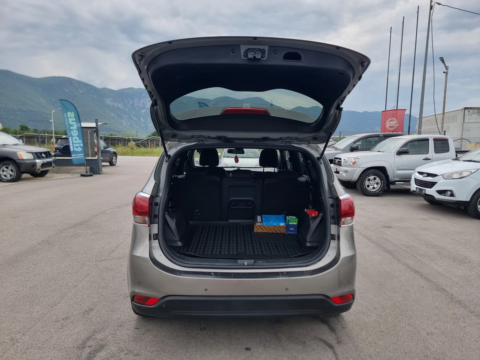 Kia Carens 1.7CRDI, снимка 13 - Автомобили и джипове - 55220026