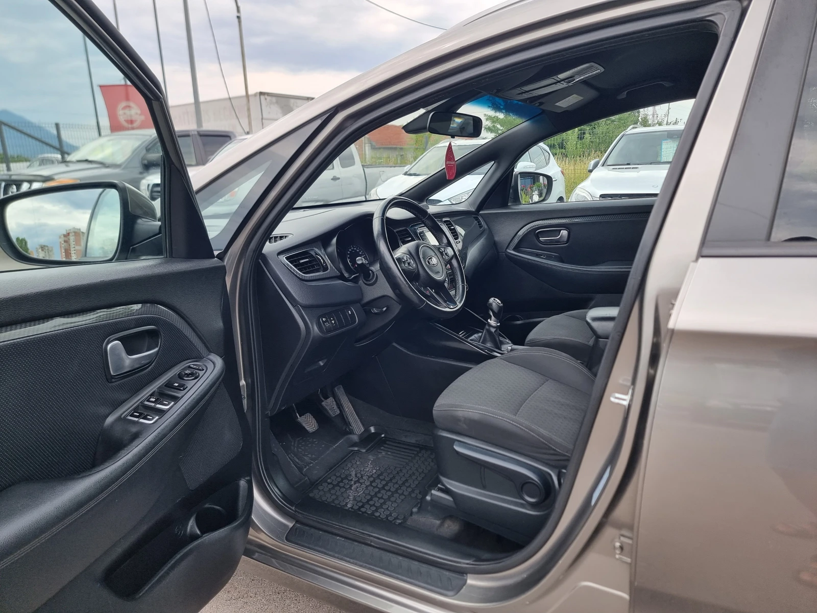 Kia Carens 1.7CRDI, снимка 10 - Автомобили и джипове - 55220026