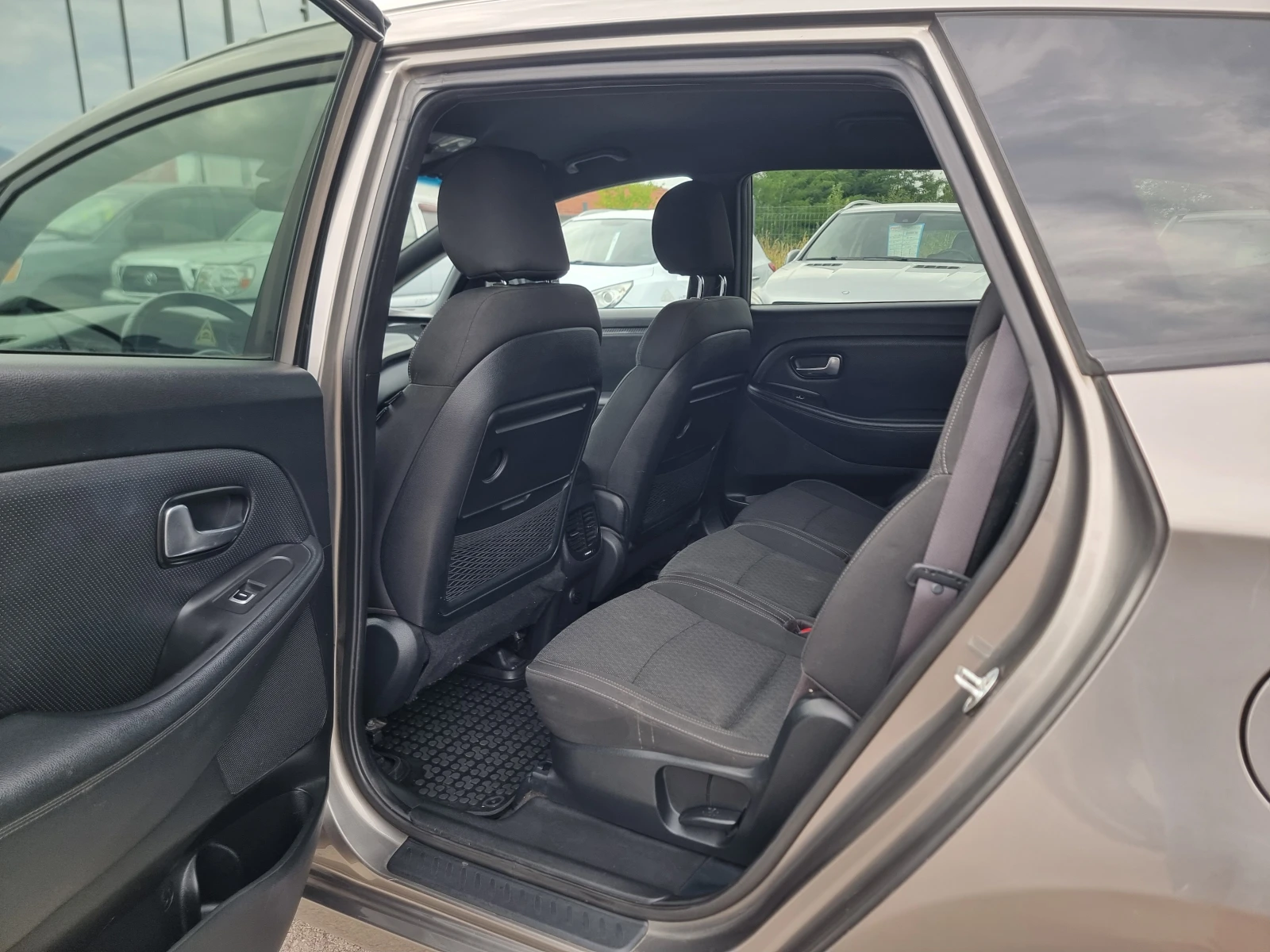 Kia Carens 1.7CRDI, снимка 11 - Автомобили и джипове - 55220026