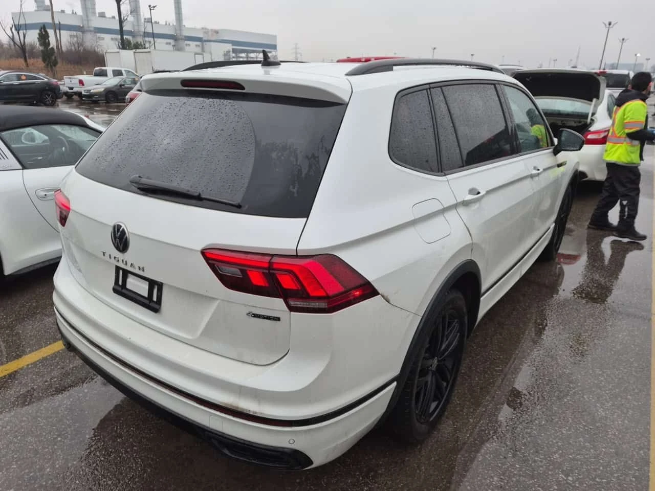 VW Tiguan * Comfortline R Line * CARFAX * 2 КЛЮЧА, снимка 3 - Автомобили и джипове - 54203418