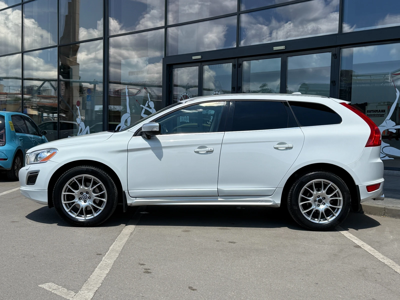 Volvo XC60 6 МЕСЕЦА ГАРАНЦИЯ/2.4 D5 R Design AWD 215к.с. , снимка 2 - Автомобили и джипове - 55231827