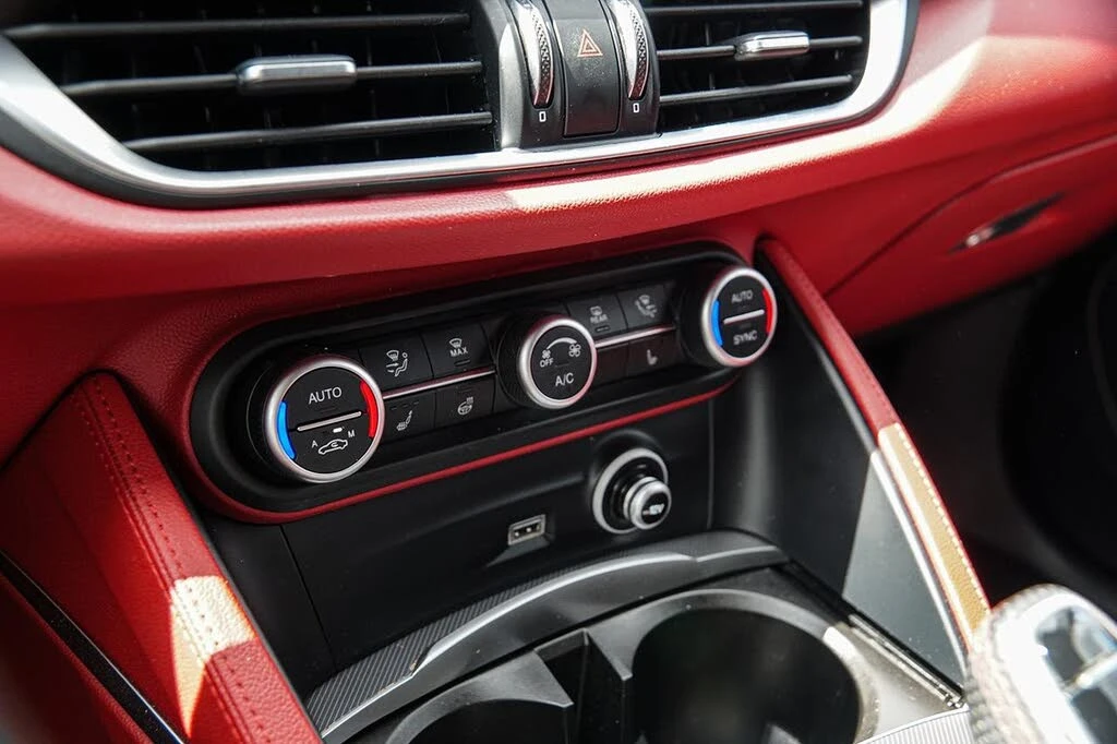 Alfa Romeo Stelvio 2021* TI* PANO* HARMAN* DIS* КРАЙНА ЦЕНА, снимка 14 - Автомобили и джипове - 56046428