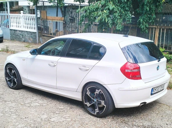 BMW 118 Facelift* Обслужена* Верига* Съединител, снимка 2 - Автомобили и джипове - 52775954