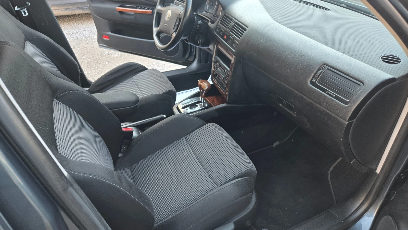 VW Bora Автомат 5 скорости, снимка 11 - Автомобили и джипове - 54396660