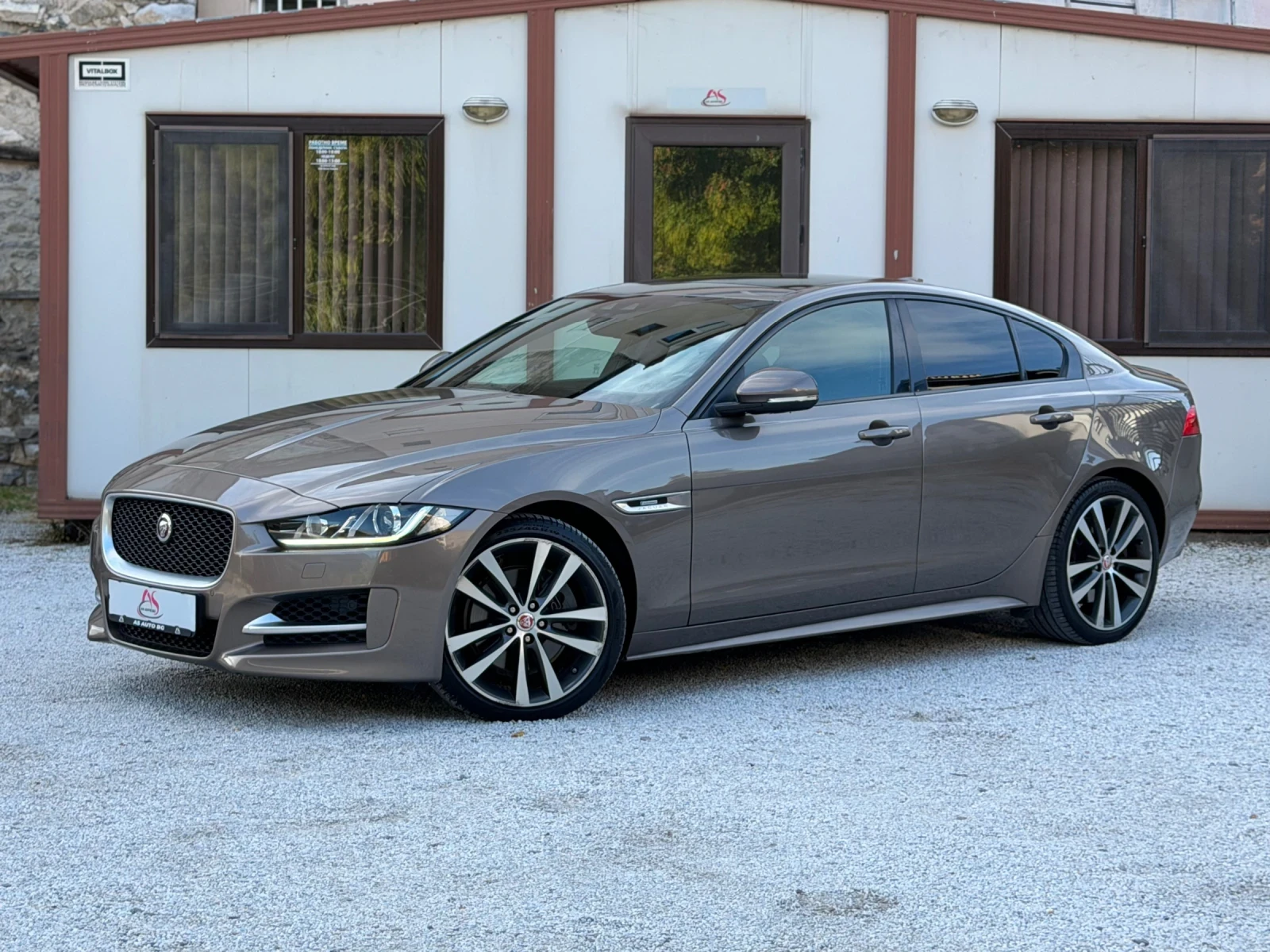 Jaguar XE R-SPORT* 2.0D* AWD* KEYLESS* CAMERA* PODGREV* TOP | Mobile.bg � ����������� 1