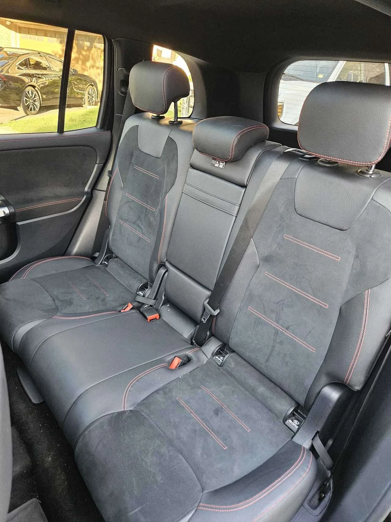 Mercedes-Benz GLB 250 4МАТIC* AMG-PACK* DISTRONIC* AMBIENTO* , снимка 12 - Автомобили и джипове - 54792521