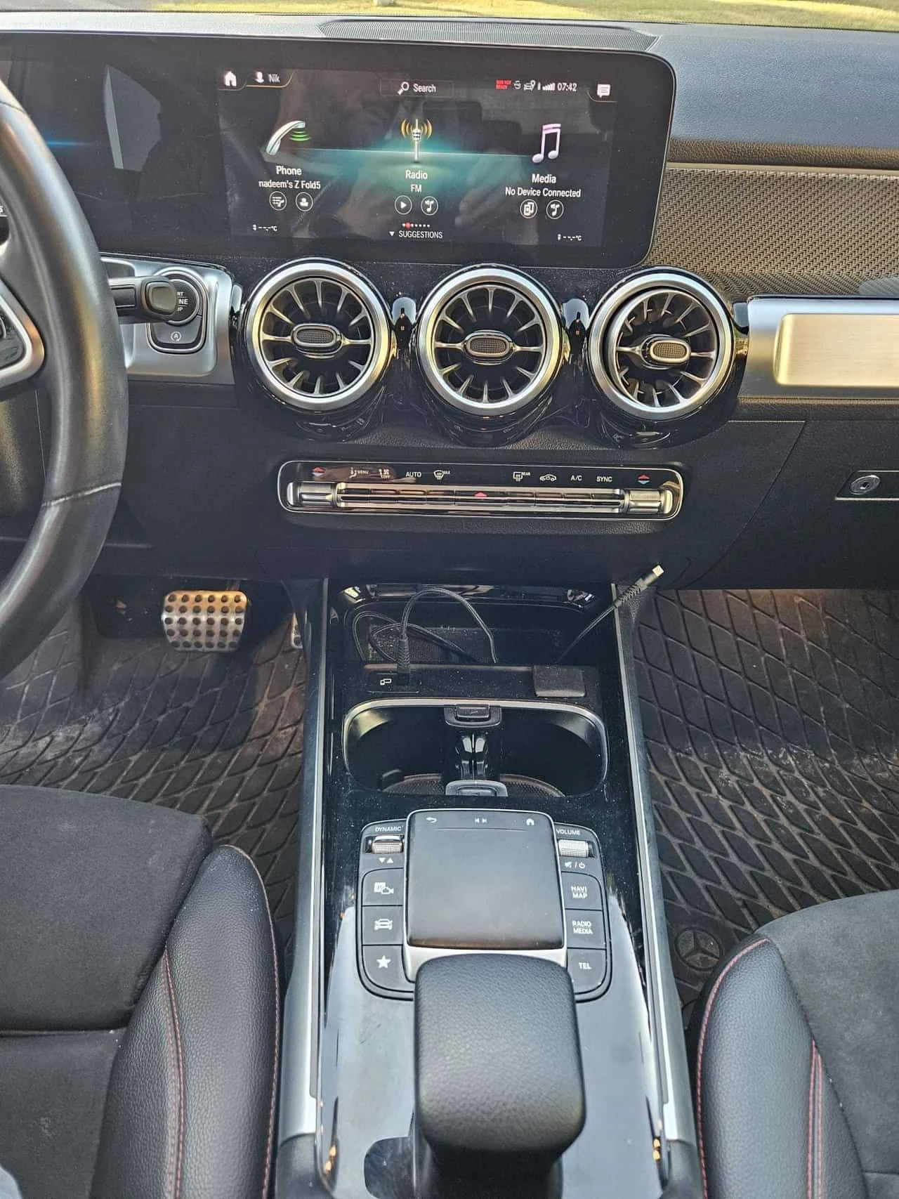 Mercedes-Benz GLB 250 4МАТIC* AMG-PACK* DISTRONIC* AMBIENTO* , снимка 9 - Автомобили и джипове - 54792521