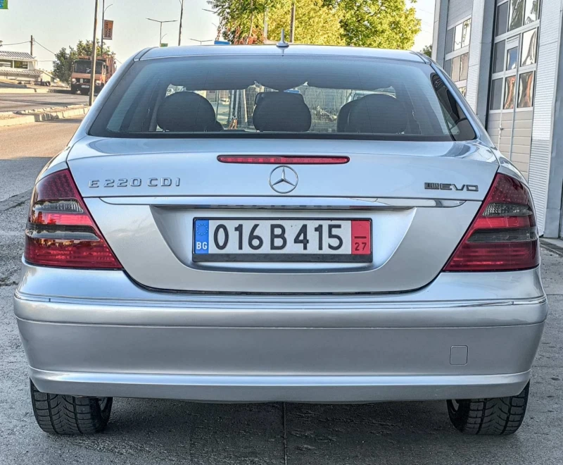 Mercedes-Benz E 220, снимка 5 - Автомобили и джипове - 51772247