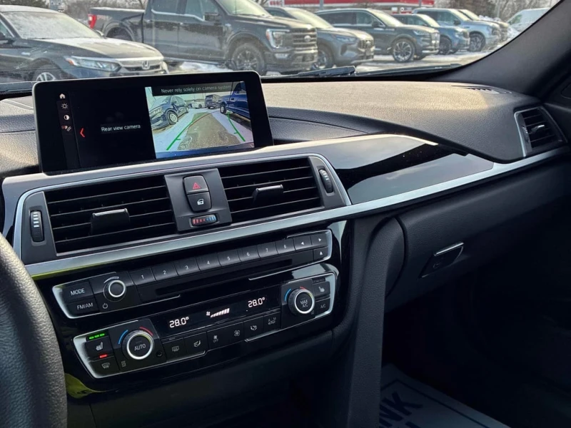 BMW 330 * eDrive * CARFAX * БЕЗ ПЪРВОНАЧАЛНА ВНОСКА, снимка 9 - Автомобили и джипове - 53244358