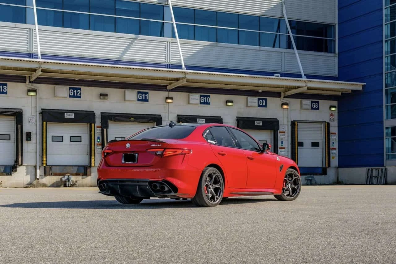 Alfa Romeo Giulia Quadrifoglio/CARFAX/ФИНАНСИРАНЕ, снимка 4 - Автомобили и джипове - 54606576