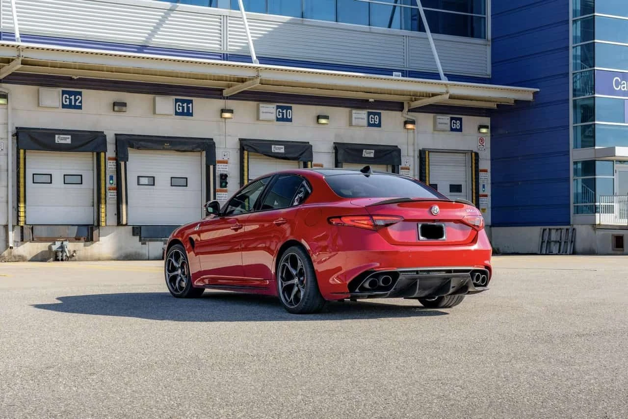 Alfa Romeo Giulia Quadrifoglio/CARFAX/ФИНАНСИРАНЕ, снимка 6 - Автомобили и джипове - 54606576
