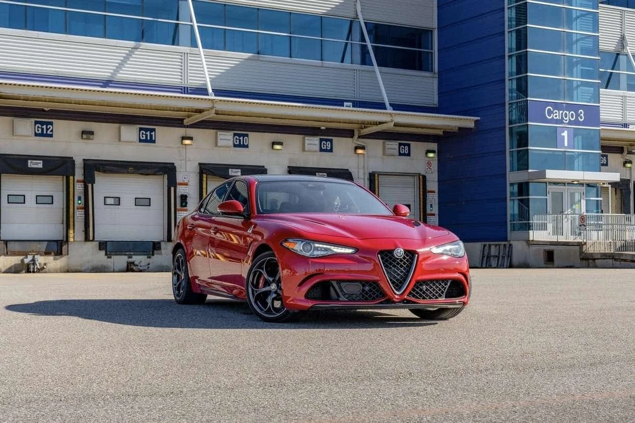 Alfa Romeo Giulia Quadrifoglio/CARFAX/ФИНАНСИРАНЕ, снимка 3 - Автомобили и джипове - 54606576