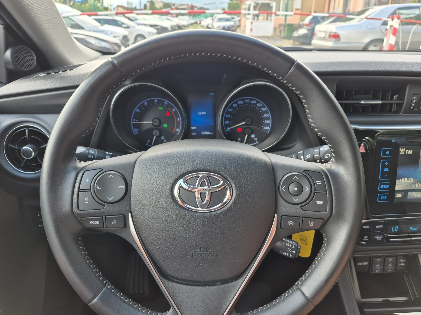 Toyota Auris !!! Edition S!!! Benzin !!! 62000km !!!, снимка 12 - Автомобили и джипове - 55146043