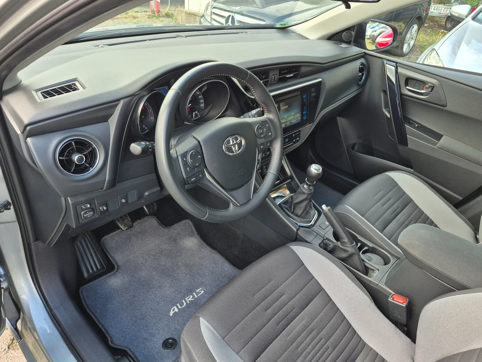 Toyota Auris !!! Edition S!!! Benzin !!! 62000km !!!, снимка 10 - Автомобили и джипове - 55146043