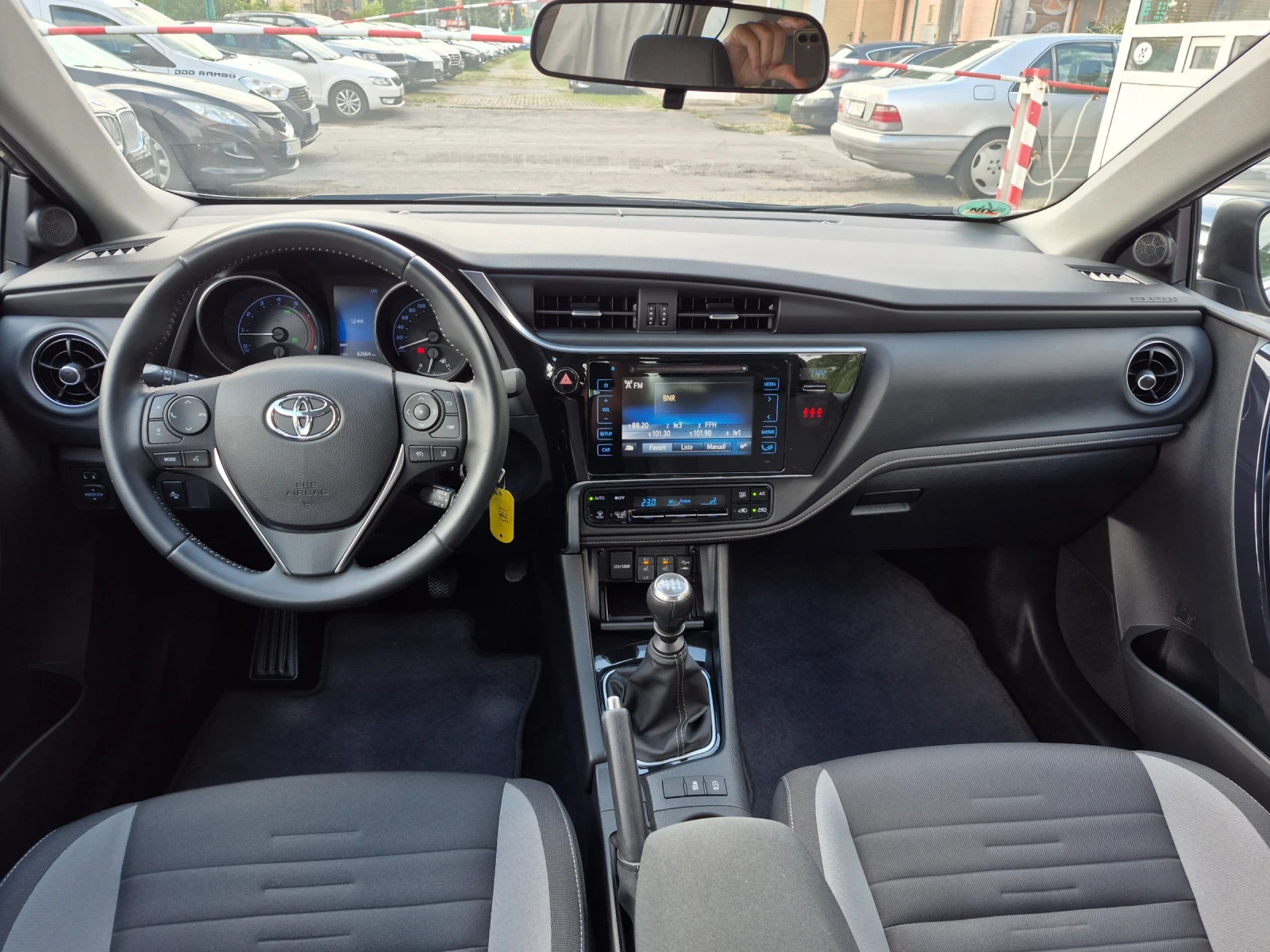 Toyota Auris !!! Edition S!!! Benzin !!! 62000km !!!, снимка 16 - Автомобили и джипове - 55146043