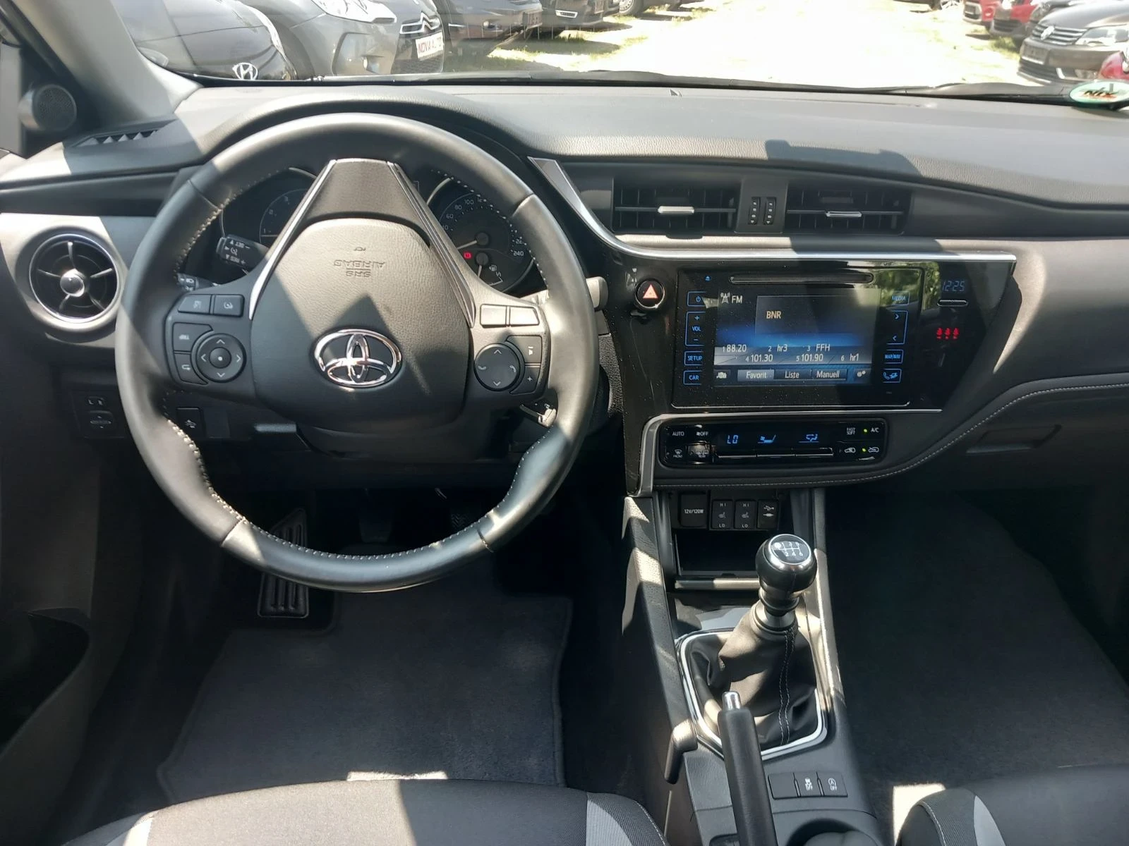 Toyota Auris !!! Edition S!!! Benzin !!! 62000km !!!, снимка 13 - Автомобили и джипове - 55146043