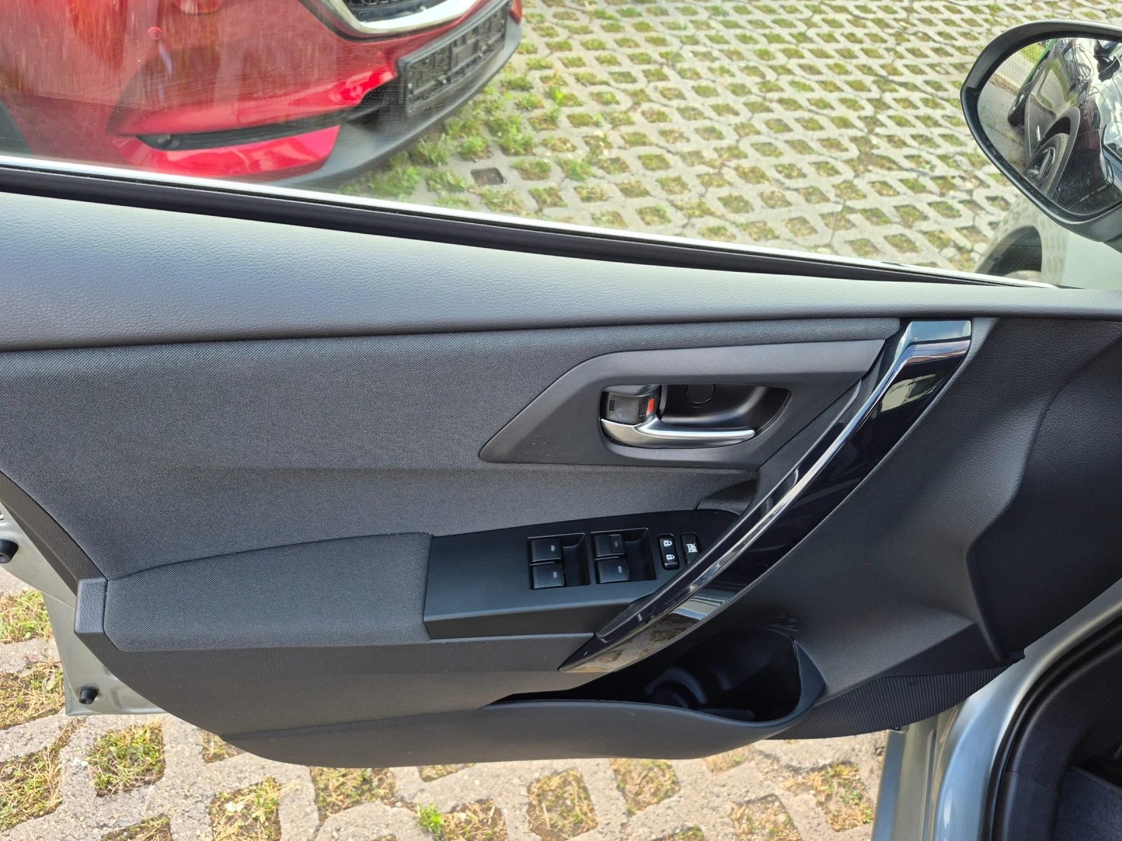Toyota Auris !!! Edition S!!! Benzin !!! 62000km !!!, снимка 8 - Автомобили и джипове - 55146043