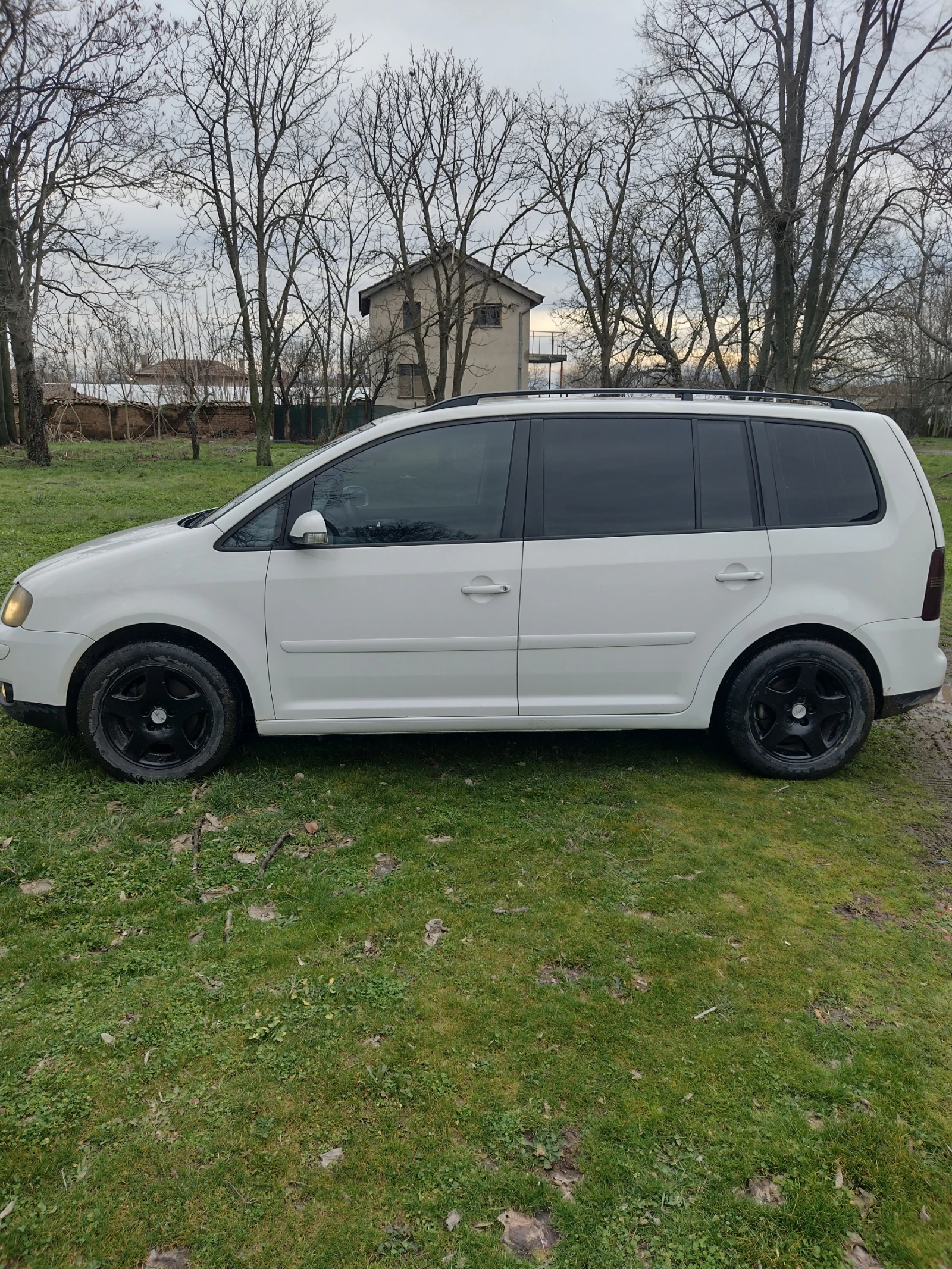 VW Touran 2.0 TDI, снимка 3 - Автомобили и джипове - 55939469