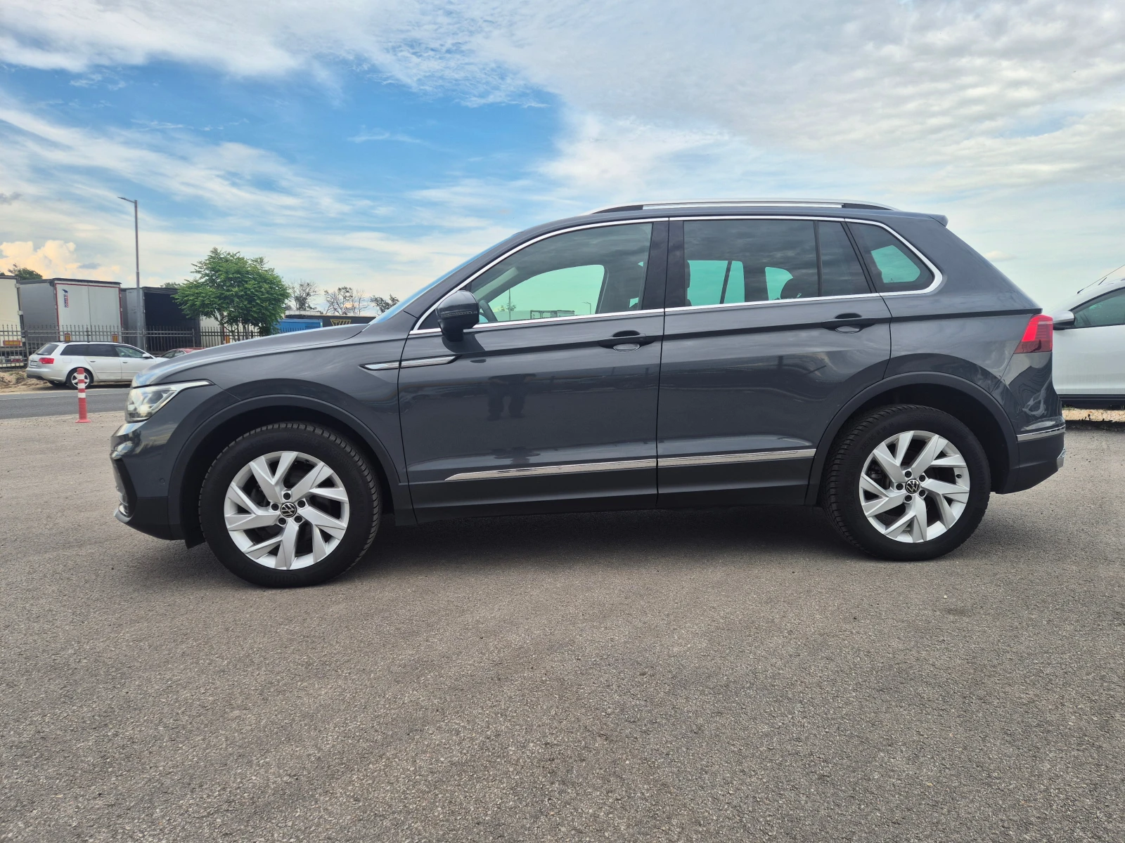 VW Tiguan Elegance= С-Гаранция-4х4-2.0TDI-А/Т, снимка 2 - Автомобили и джипове - 54846696