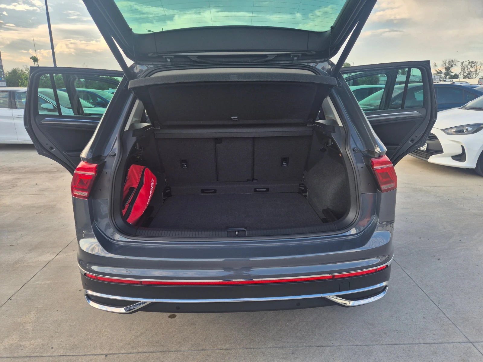 VW Tiguan Elegance= С-Гаранция-4х4-2.0TDI-А/Т, снимка 11 - Автомобили и джипове - 54846696