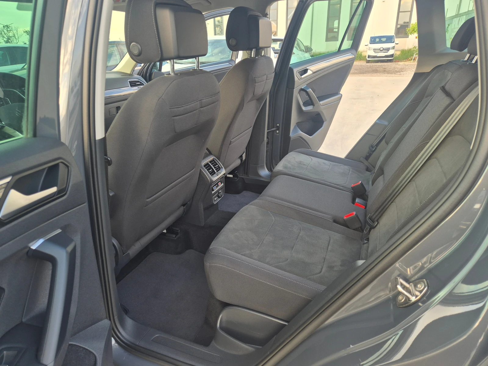 VW Tiguan Elegance= С-Гаранция-4х4-2.0TDI-А/Т, снимка 12 - Автомобили и джипове - 54846696