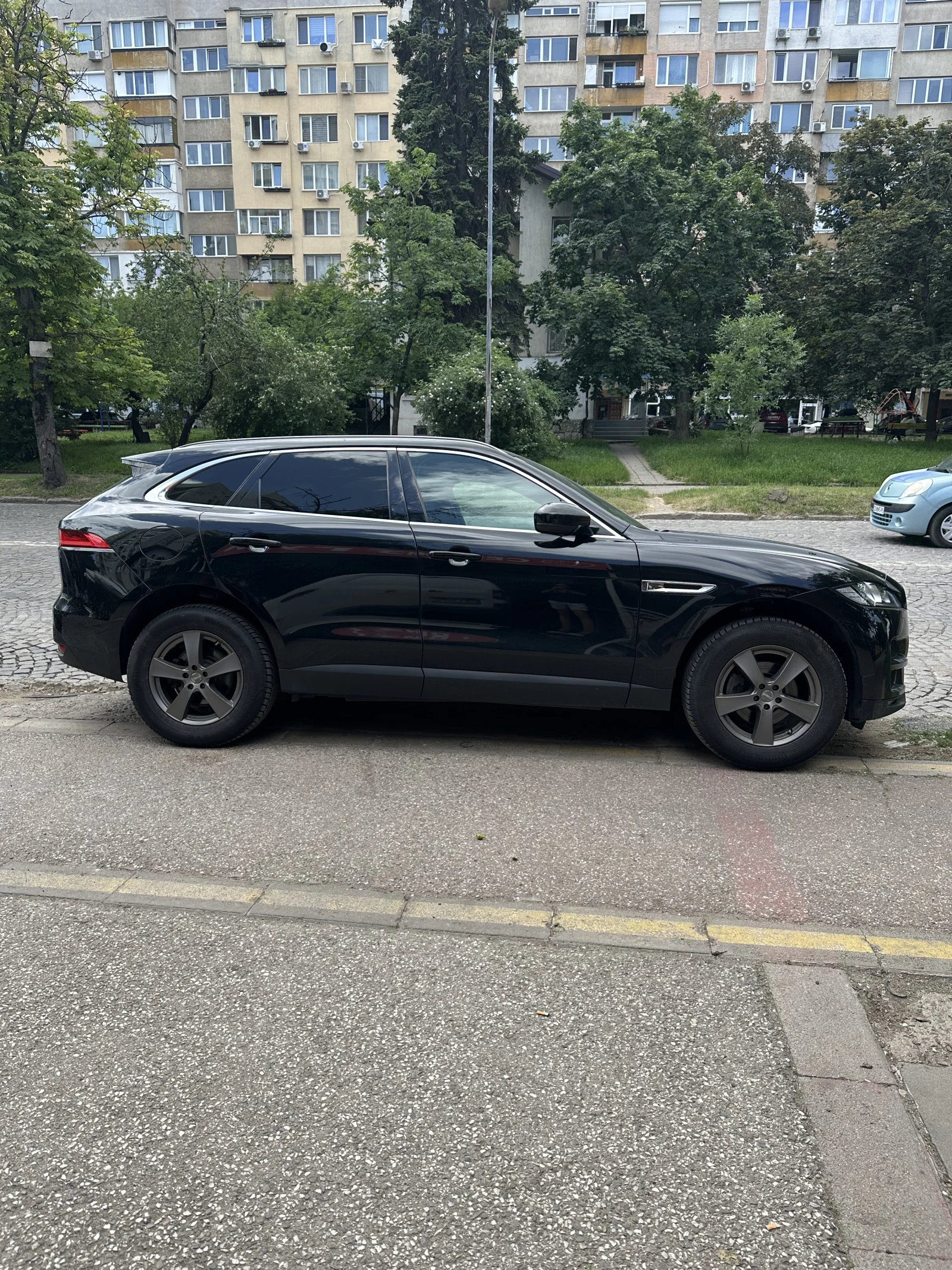 Jaguar F-PACE 2.0d PRESTIGE AWD Full Top Семеен - Гаражен, снимка 15 - Автомобили и джипове - 55322862