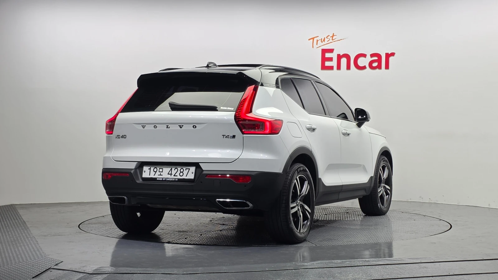 Volvo XC40 T4 R-Design, снимка 2 - Автомобили и джипове - 55486548