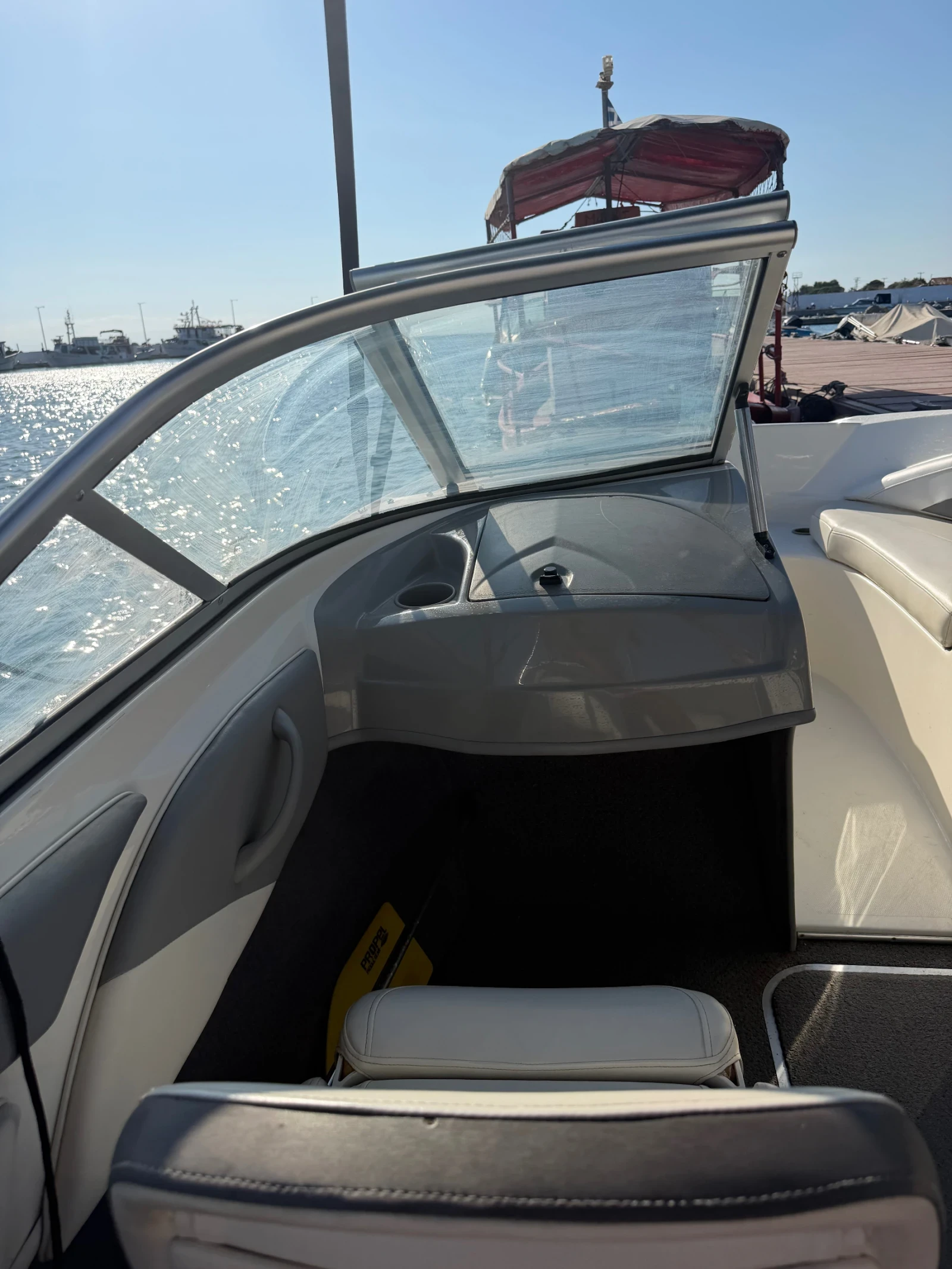 Моторна яхта Bayliner 185, снимка 11 - Воден транспорт - 55674304
