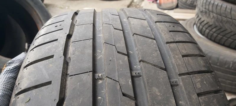 Гуми Летни 235/40R19, снимка 1 - Гуми и джанти - 33069158