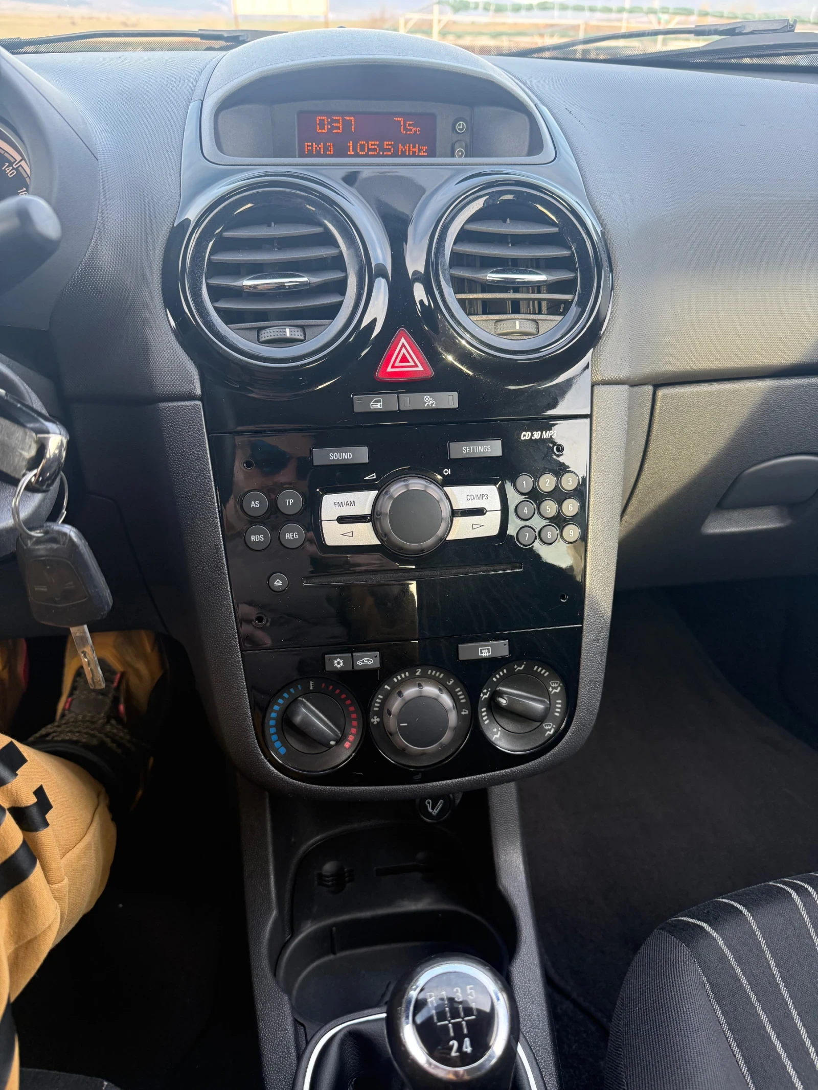 Opel Corsa 1.2 , снимка 9 - Автомобили и джипове - 53795321