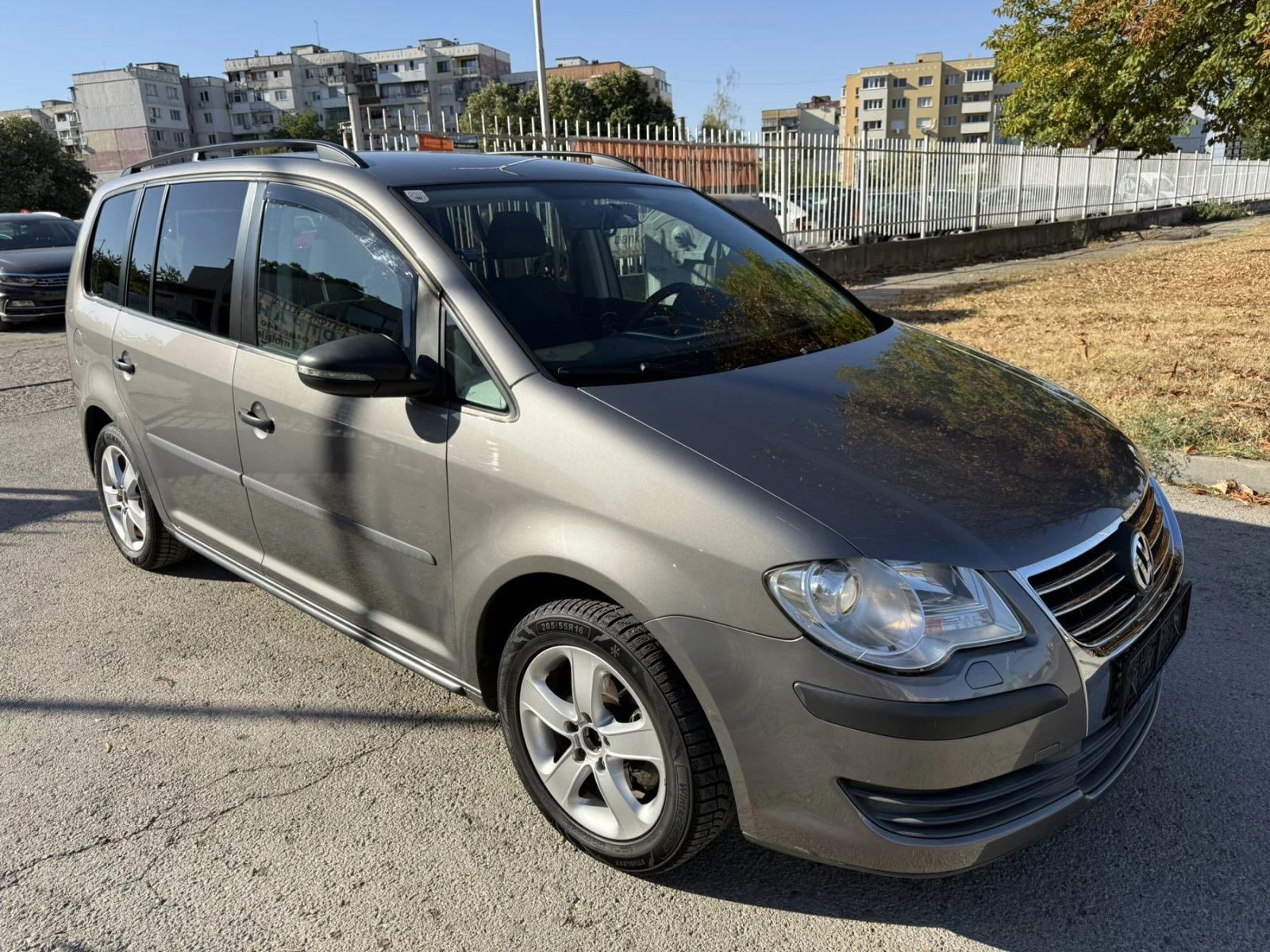 VW Touran 1.6, снимка 2 - Автомобили и джипове - 55991857