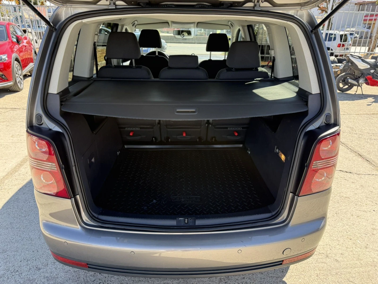 VW Touran 1.6, снимка 17 - Автомобили и джипове - 55991857