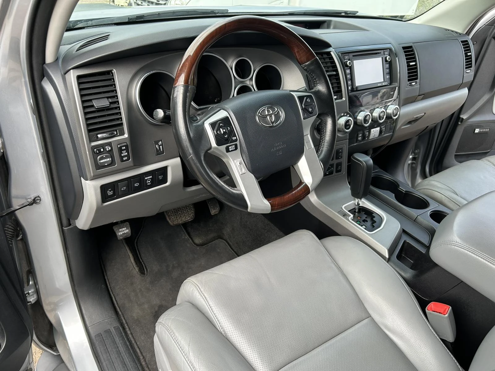 Toyota Sequoia Platinum 5.7 - изображение 8